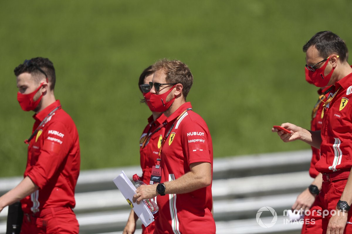 Sebastian Vettel, Ferrari, cammina lungo il tracciato