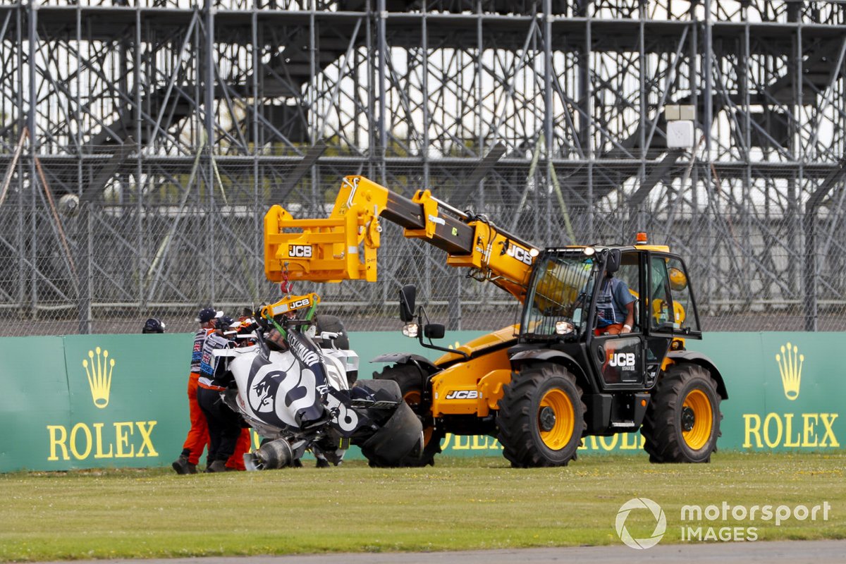 Un JCB recupera l'auto di Daniil Kvyat, AlphaTauri AT01