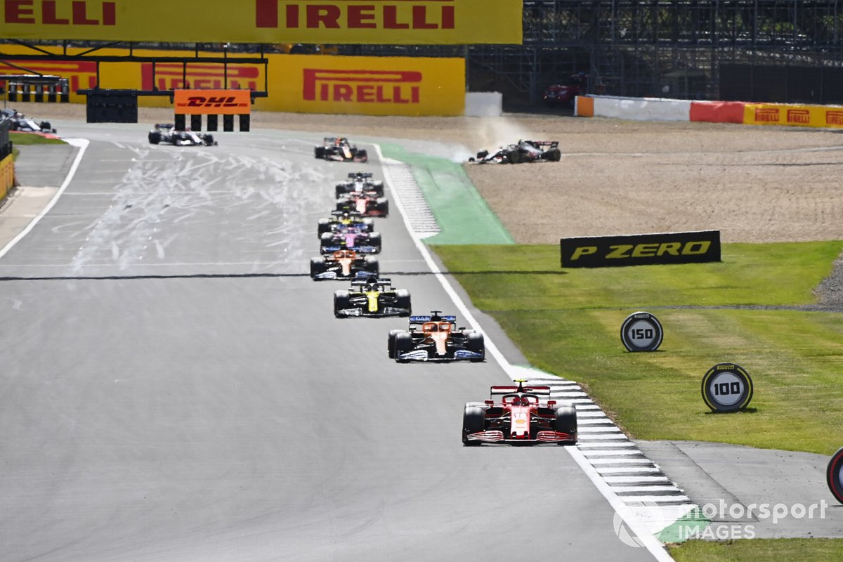 Charles Leclerc, Ferrari SF1000, Carlos Sainz Jr., McLaren MCL35, Daniel Ricciardo, Renault F1 Team R.S.20 y Kevin Magnussen, Haas VF-20en la grava