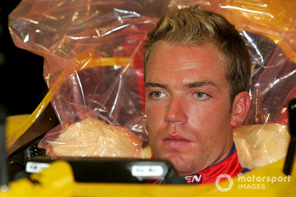 Robert Doornbos schuimt een stoeltje in een Jordan Ford EJ14