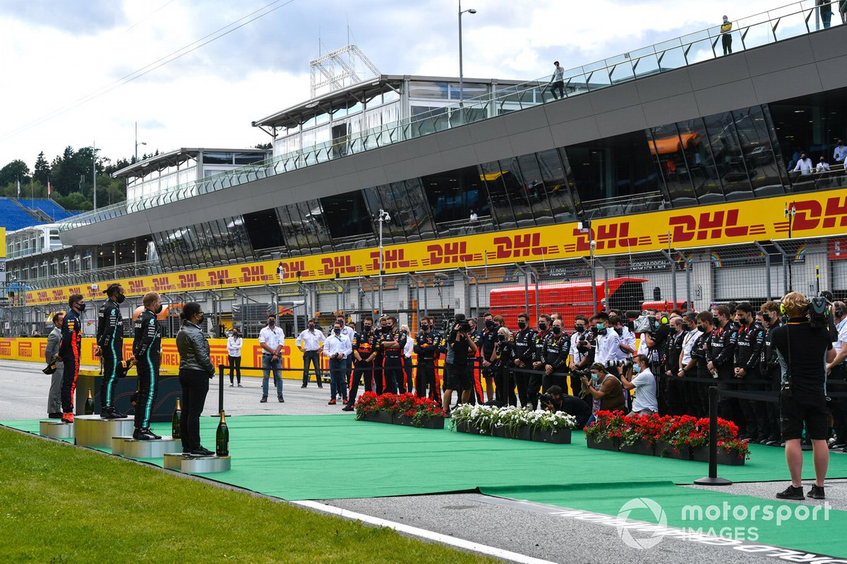Podio: ganador de la carrera Lewis Hamilton, Mercedes-AMG Petronas F1, segundo lugar Valtteri Bottas, Mercedes-AMG Petronas F1 y el tercer lugar Max Verstappen, Red Bull Racing