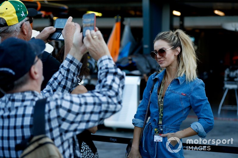 I tifosi della F1 camminano in Pit Lane