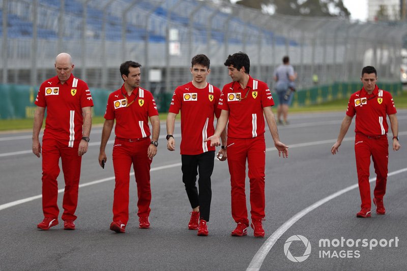 Charles Leclerc, Ferrari cammina sul tracciato con alcuni membri del Team incluso Jock Clear, Ingegnere di gara, Ferrari