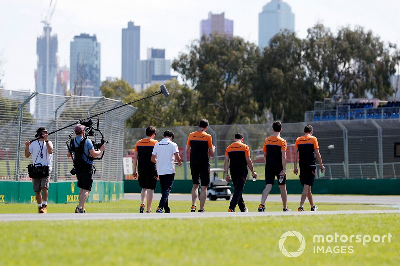 Membri del team McLaren camminano sulla pista