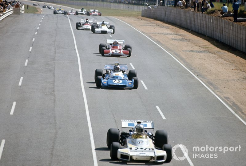 Carlos Reutemann, Brabham BT34 Ford precede Chris Amon, Matra MS120C e Clay Regazzoni, Ferrari 312B2