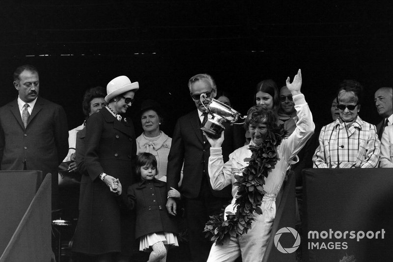 Princess Grace ve Prince Rainier III ve yarış galibi Jochen Rindt podyumda