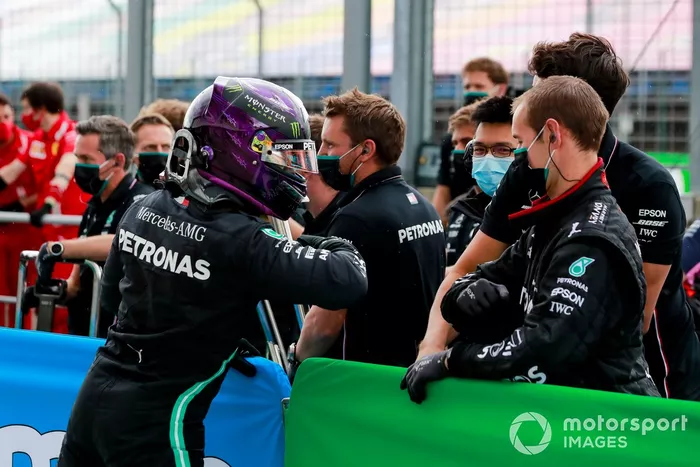 Lewis Hamilton, Mercedes-AMG Petronas F1, celebra con sus compañeros de equipo después de asegurar la pole