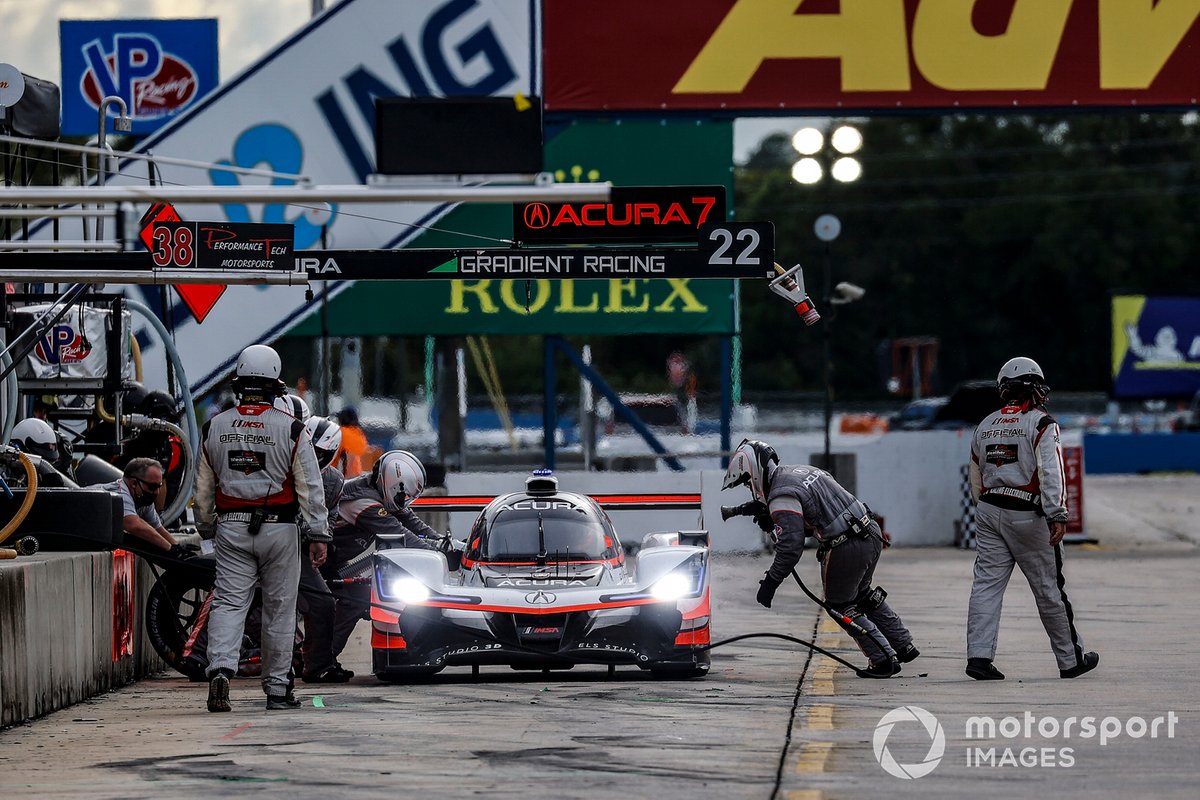 #7 Acura Team Penske Acura DPi, DPi: Helio Castroneves, Ricky Taylor, pit stop
