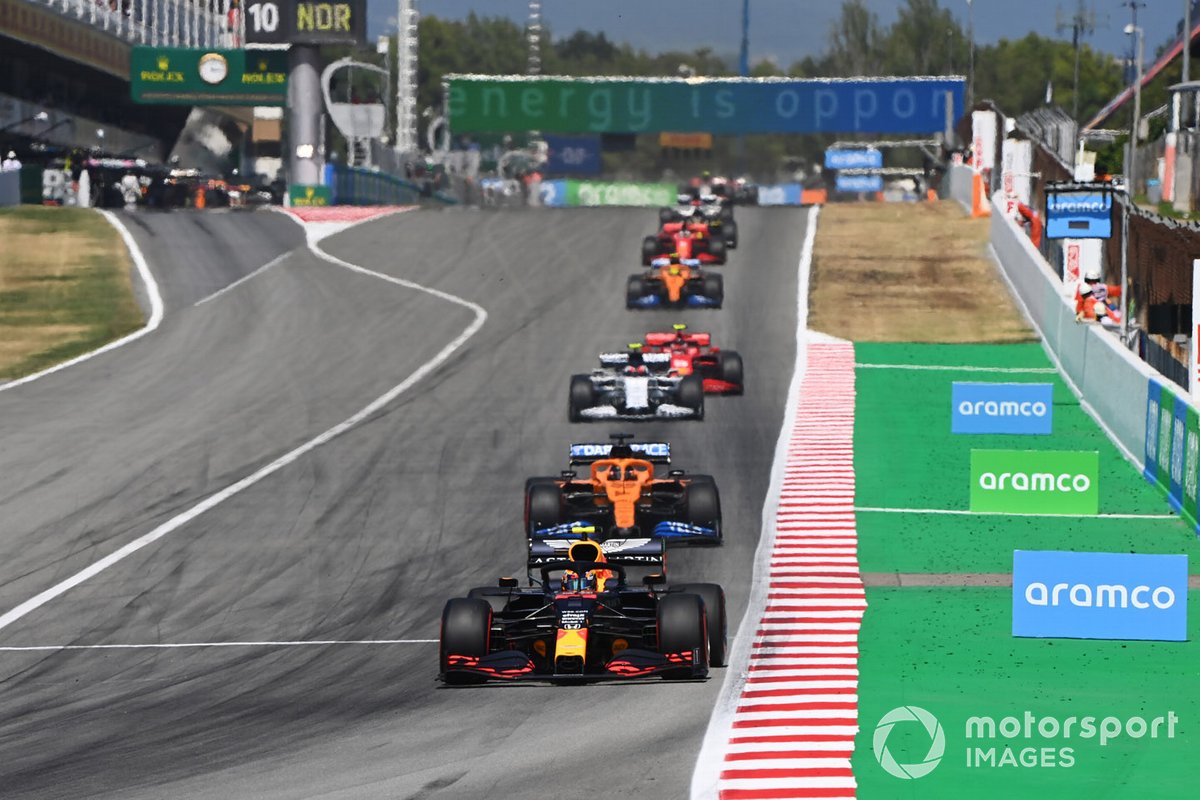 Alex Albon, Red Bull Racing RB16, precede Carlos Sainz Jr., McLaren MCL35, e Pierre Gasly, AlphaTauri AT01