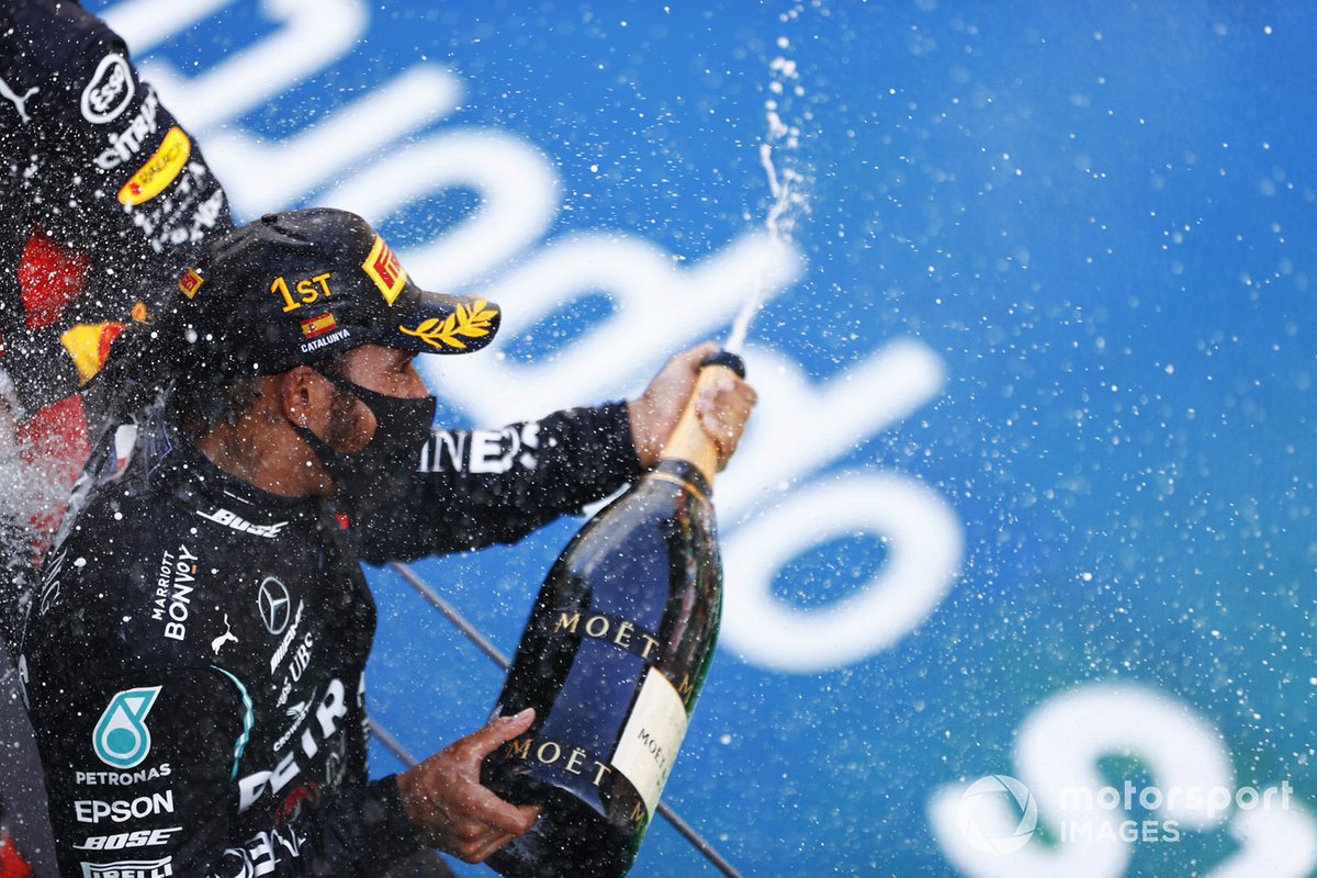 Lewis Hamilton, Mercedes-AMG Petronas F1, festeggia sul podio
