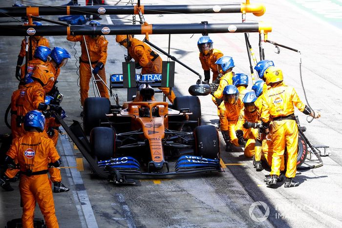 Carlos Sainz Jr., McLaren MCL35 pit stop