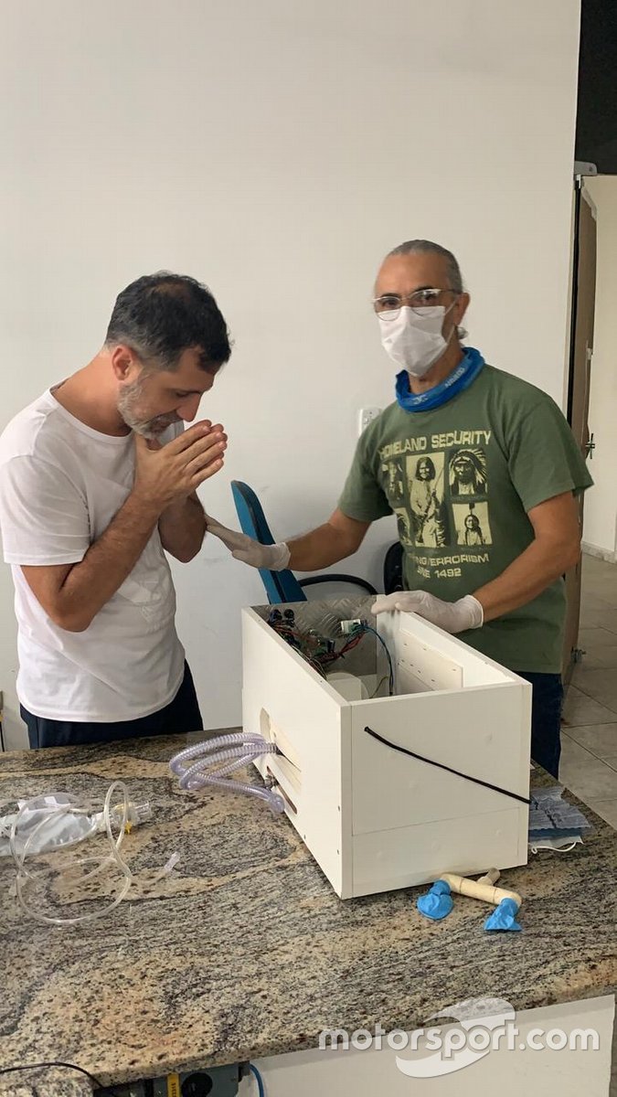 Romero (de verde) explicando o aparelho