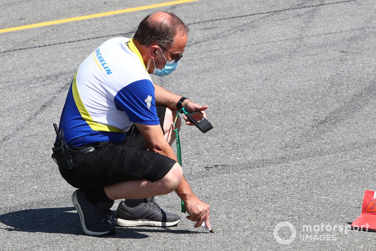 Il tecnico Michelin rileva la temperatura della pista
