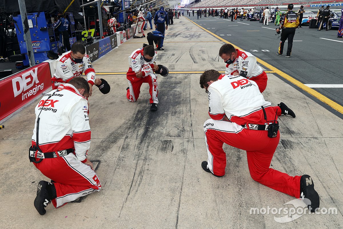 Los mecánicos de Ryan Blaney, Team Penske, Ford Mustang