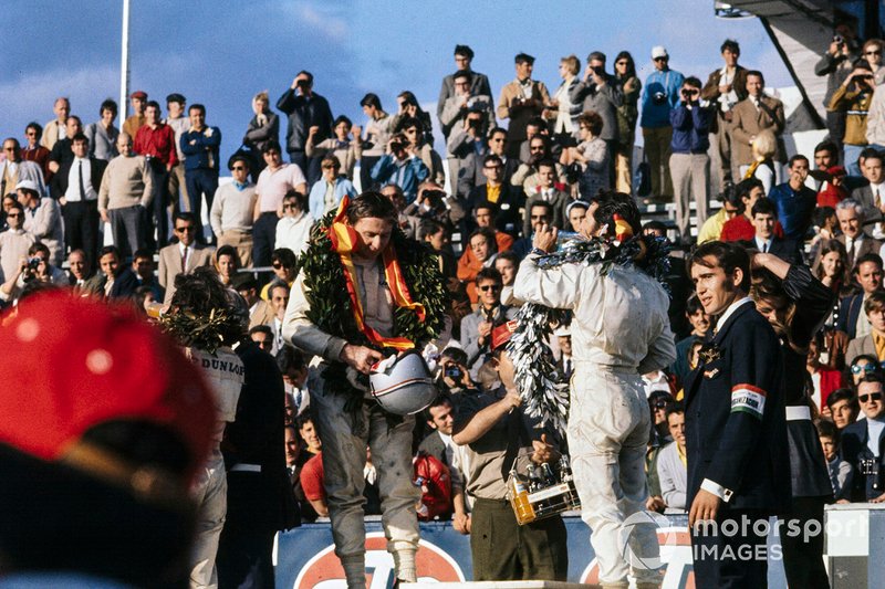 Podio: ganador de la carrera Jackie Stewart, segundo lugar Bruce McLaren, tercer lugar Mario Andretti