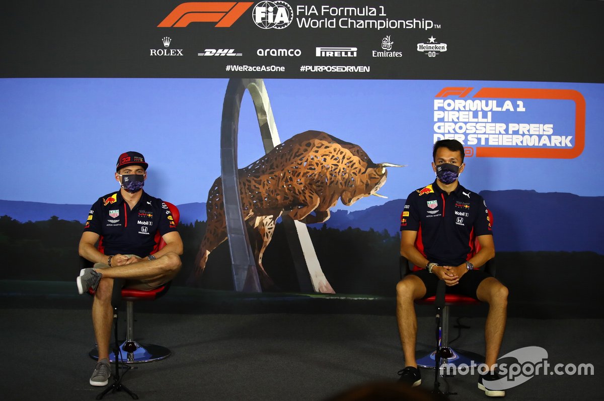 Max Verstappen, Red Bull Racing y Alex Albon, Red Bull Racing en la conferencia de prensa