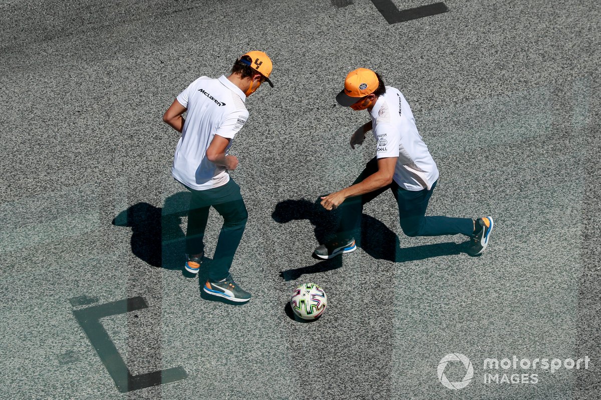 Lando Norris, McLaren y Carlos Sainz Jr., McLaren juegan fútbol
