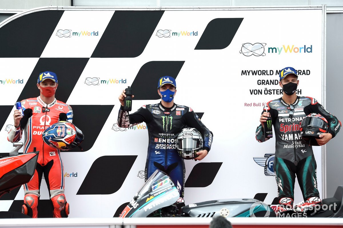 Segundo Jack Miller, Pramac Racing, ganador de la pole Maverick Viñales, Yamaha Factory Racing y tercero Fabio Quartararo, Petronas Yamaha SRT