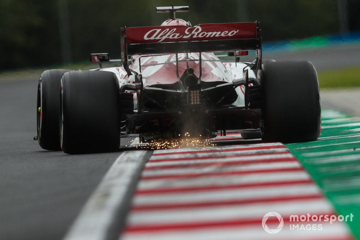 Sparks kick up from Robert Kubica, Alfa Romeo Racing C39