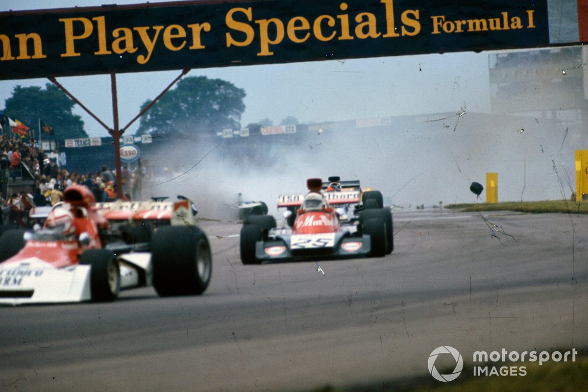 Un accidente de varios monoplazas tiene lugar detrás de Clay Regazzoni, BRM P160E, 7º, Howden Ganley, Williams IR02 Ford, 9º y Emerson Fittipaldi, Lotus 72E Ford