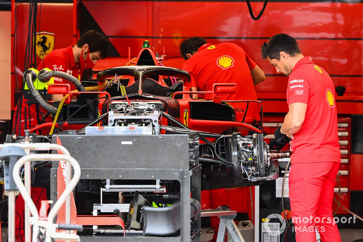 Meccanici Ferrari al lavoro in garage sulla Ferrari SF1000