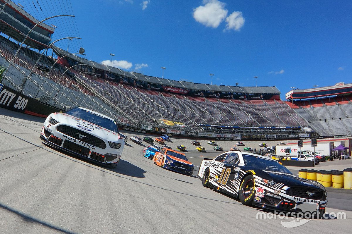 Pace-Laps: Brad Keselowski, Team Penske, Ford Mustang, Aric Almirola, Stewart-Haas Racing, Ford Mustang