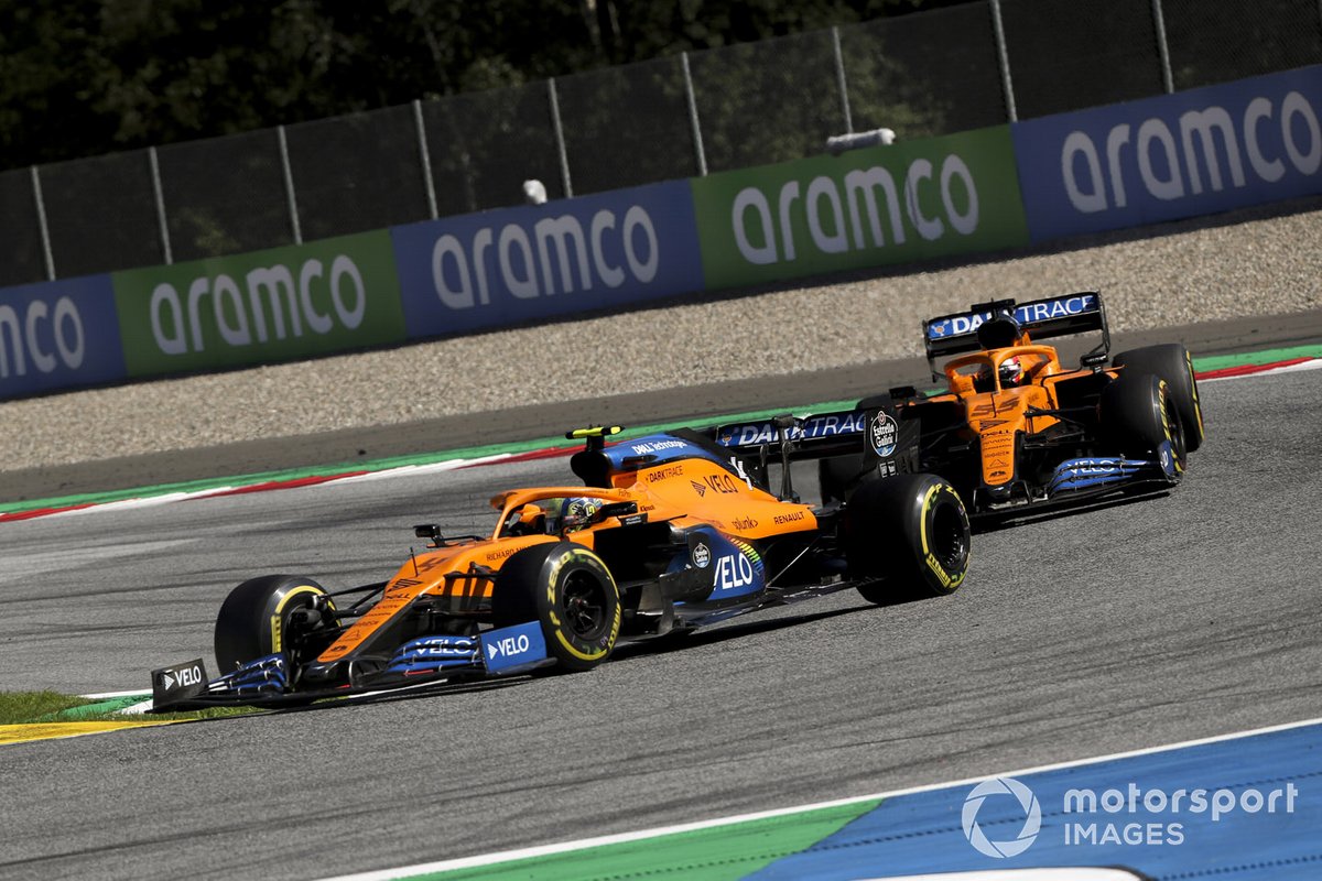Lando Norris, McLaren MCL35, precede Carlos Sainz Jr., McLaren MCL35
