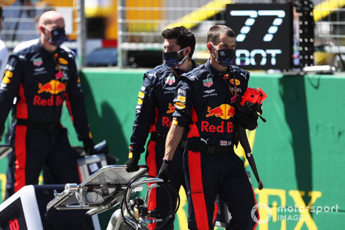 Los miembros del equipo de Red Bull Racing en la parrilla