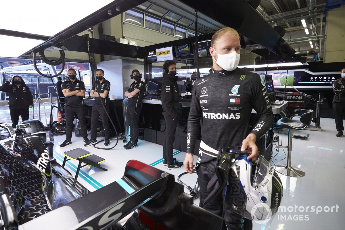 Valtteri Bottas, Mercedes-AMG Petronas F1 in the garage