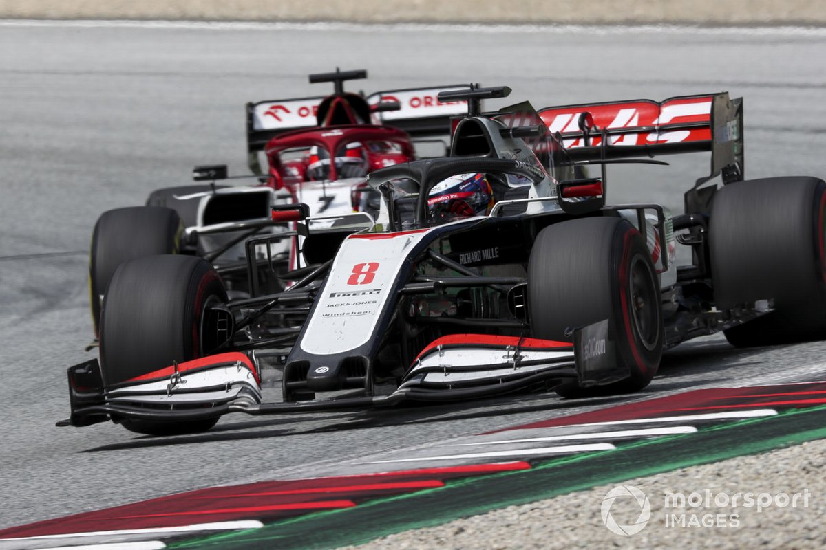 Romain Grosjean, Haas VF-20, precede Kimi Raikkonen, Alfa Romeo Racing C39