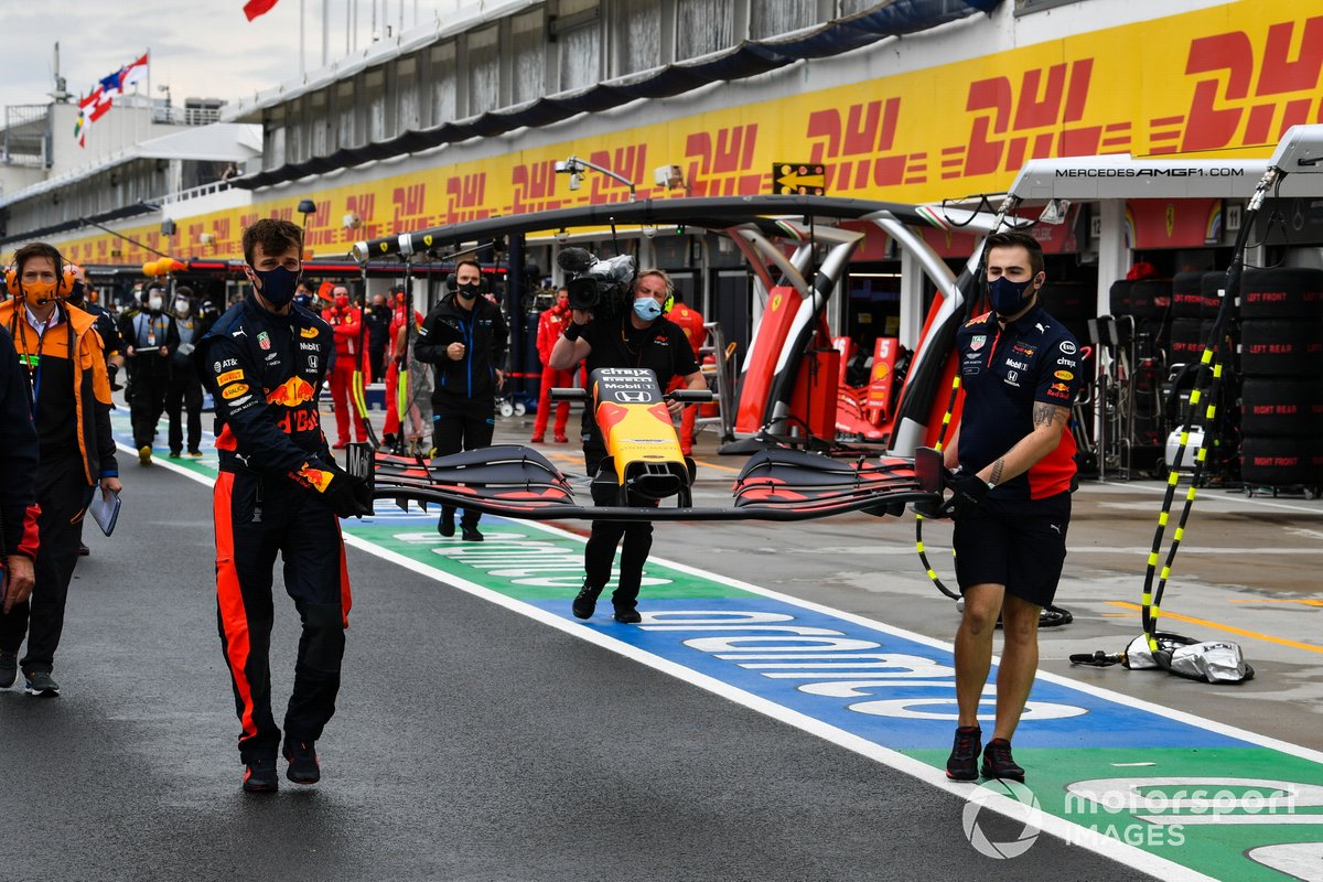 Des mécaniciens se précipitent pour changer l'aileron avant de Max Verstappen, Red Bull Racing