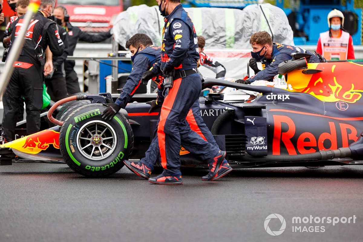 Monoplaza de Max Verstappen, Red Bull Racing RB16 es reparado tras chocar previo a la carrera