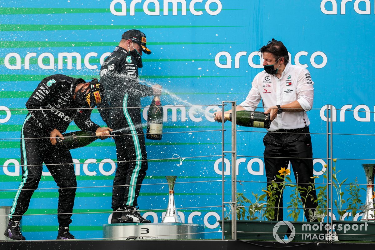 Race winner Lewis Hamilton, Mercedes-AMG Petronas F1, Valtteri Bottas, Mercedes-AMG Petronas F1 and Peter Bonnington, Race Engineer, Mercedes AMG celebrate on the podium