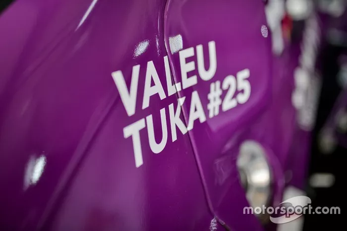 Carro da Prati-Donaduzzi com mensagem sobre Tuka Rocha
