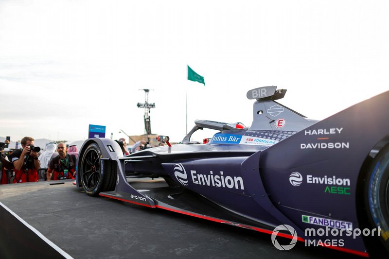 Il vincitore della gara Sam Bird, Virgin Racing, Audi e-tron FE06 arriva sul podio