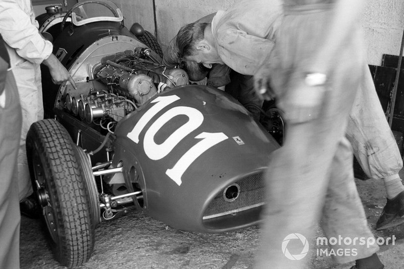 Meccanici al lavoro sulla Ferrari 500 di Alberto Ascari, al GP di Germania del 1952