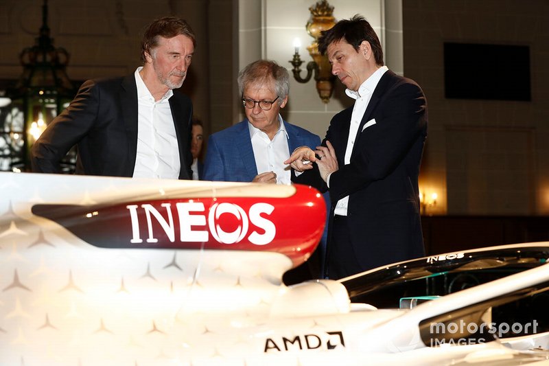 Sir Jim Ratcliffe presidente y director general del grupo químico Ineos y Toto Wolff, Director Ejecutivo (Negocios), Mercedes AMG