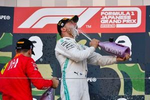 Sebastian Vettel, Ferrari, secondo classificato, e Valtteri Bottas, Mercedes AMG F1, primo classificato, festeggiano sul podio con lo Champagne