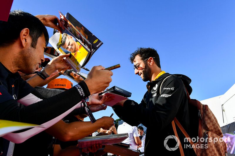 Daniel Ricciardo, Renault F1 Team signs an autograph for a fan