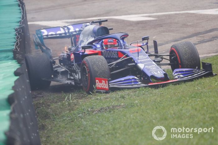 Daniil Kvyat, Toro Rosso STR14 crashing 