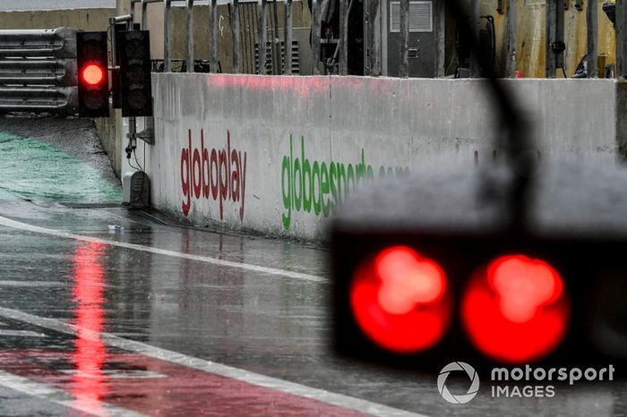 Luces rojas en un pórtico de boxes