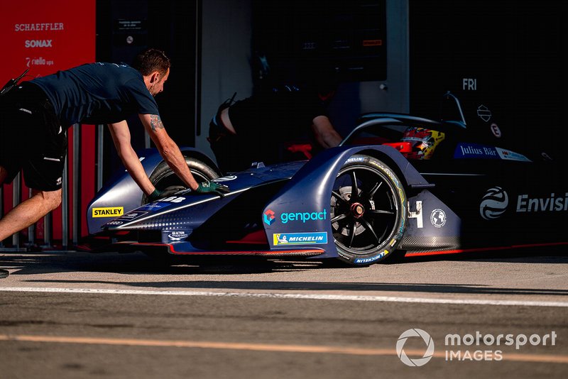 Mechanics push Robin Frijns, Envision Virgin Racing, Audi e-tron FE06 back into the garage