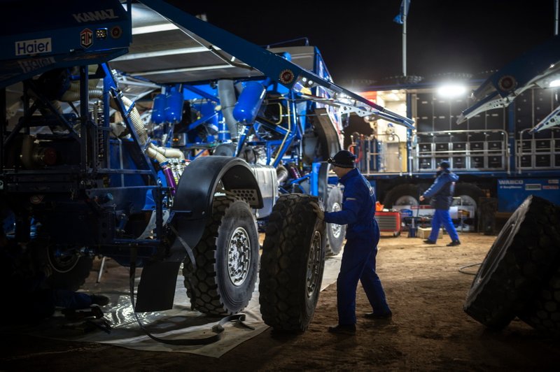 Meccanico del Team KAMAZ-Master lavora dopo la tappa