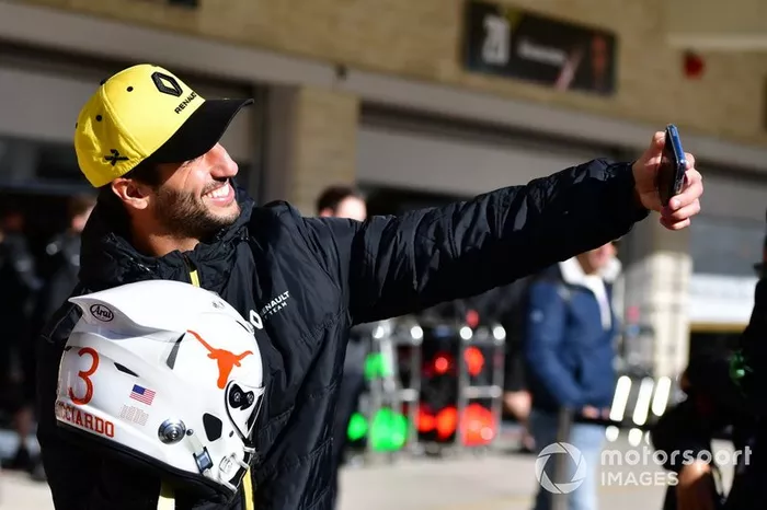 Daniel Ricciardo, del equipo Renault F1, conoce a las animadoras de los Cuernos Largos de Texas y muestra un nuevo diseño de casco