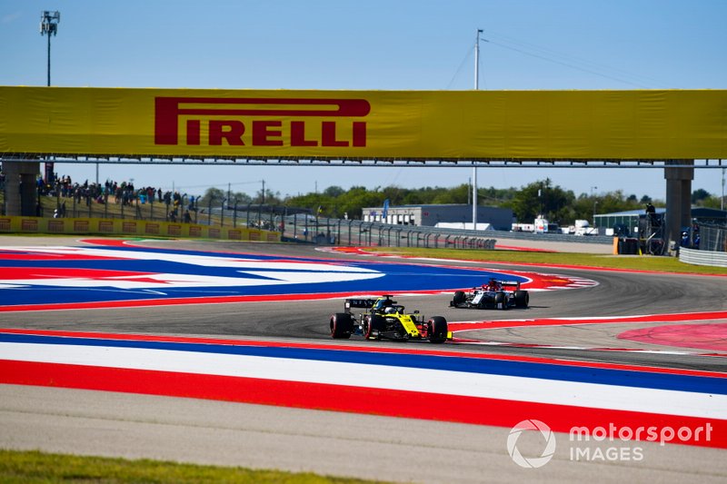 Daniel Ricciardo, Renault F1 Team R.S.19, precede Kimi Raikkonen, Alfa Romeo Racing C38