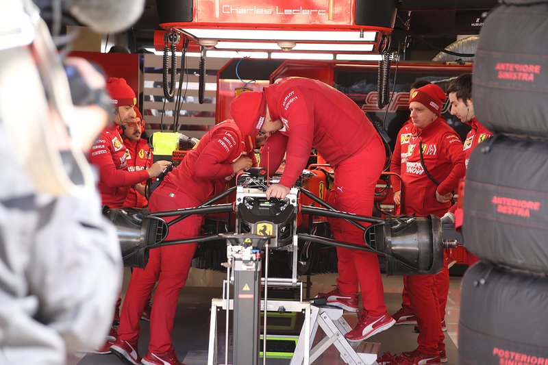 Ferrari SF90, dettaglio delle sospensioni e dei cestelli dei freni anteriori