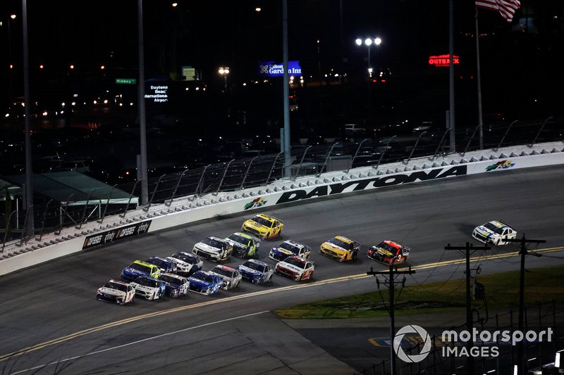 Denny Hamlin, Joe Gibbs Racing, Toyota Camry FedEx Express, Ryan Newman, Roush Fenway Racing, Ford Mustang Koch Industries, Ryan Blaney, Team Penske, Ford Mustang Menards / Peak, penúltima vuelta