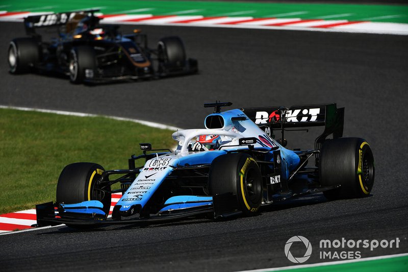 George Russell, Williams Racing FW42, precede Romain Grosjean, Haas F1 Team VF-19