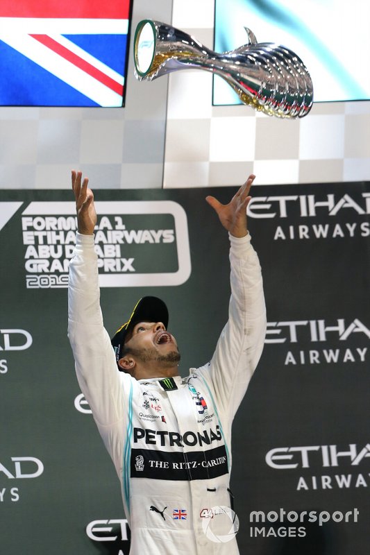 Lewis Hamilton, Mercedes AMG F1, primo classificato, lancia in aria il trofeo per festeggiare sul podio