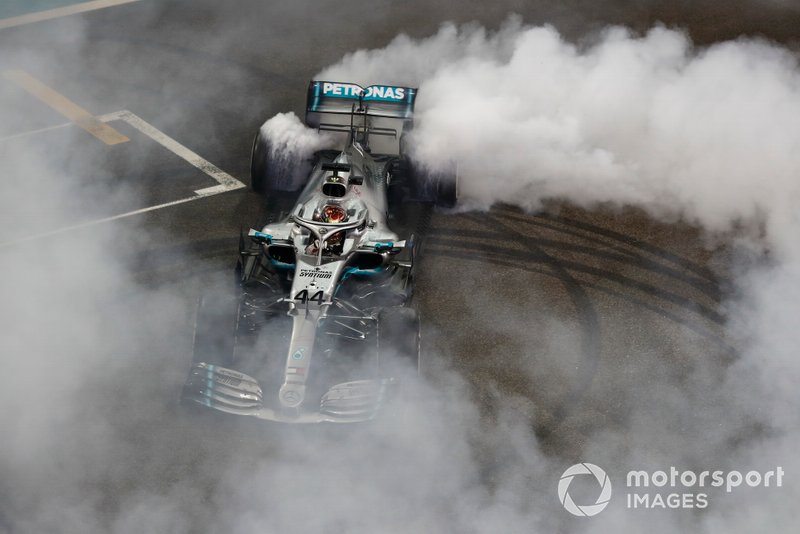 Lewis Hamilton, Mercedes AMG F1 W10, 1ª posición, realiza un donut